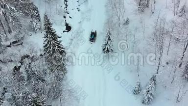在白雪皑皑的冬林中，孤独的拖拉机在小径上的鸟瞰
